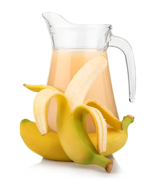 Полный кувшин бананового сока и фруктов, изолированных на белом — стоковое фото