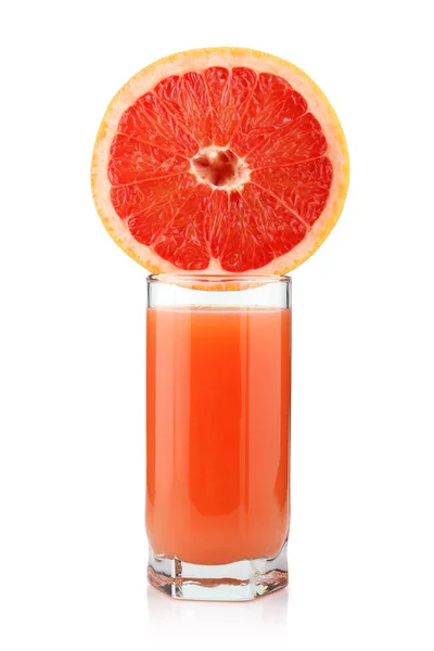 Grapefruitsap met plakjes geïsoleerd glas — Stockfoto
