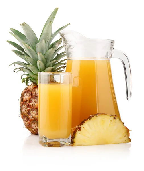 Brocca e bicchiere di succo d'ananas con frutta isolata — Foto Stock