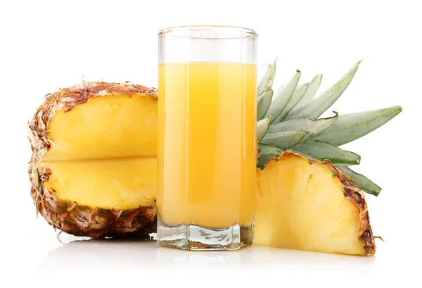 Kieliszek soku ananasowego z owoców i plastry na białym tle — Zdjęcie stockowe