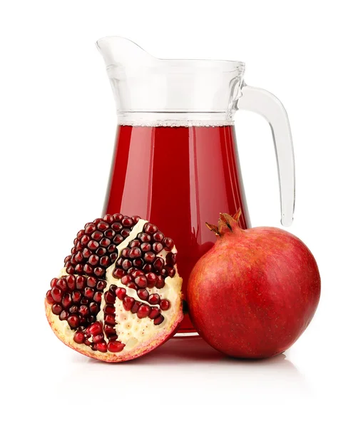Szklanka soku granatu z owocami na białym tle — Zdjęcie stockowe