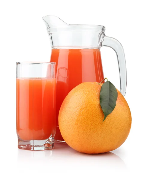 Vaso completo y jarra de zumo de pomelo y fruta aislados — Foto de Stock