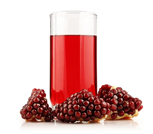 Glas av granatäppeljuice med skivade frukter isolerade — Stockfoto