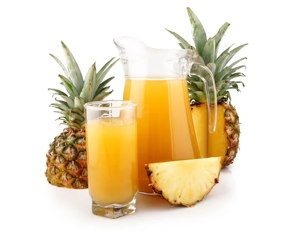 水罐和玻璃的孤立的水果菠萝汁 — 图库照片