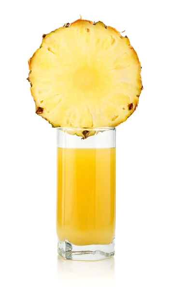 Copo de suco de abacaxi com frutas isoladas — Fotografia de Stock