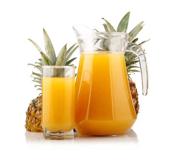 Dzbanek i szklanką soku ananasowego z owocami na białym tle — Zdjęcie stockowe