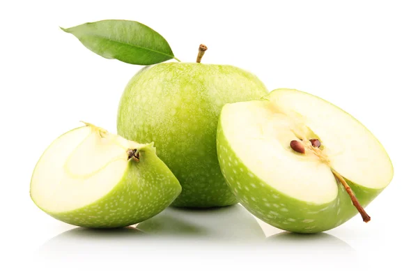 Reifer grüner Apfel mit auf Weiß isolierten Scheiben Stockbild
