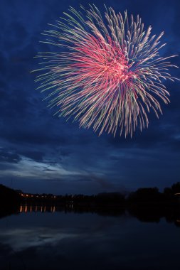 Fireworks gece göl üzerinde