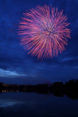 Fireworks gece göl üzerinde