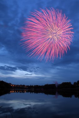 Fireworks gece göl üzerinde