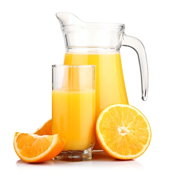 Pot de jus d'orange et fruits d'orange isolé — Photo