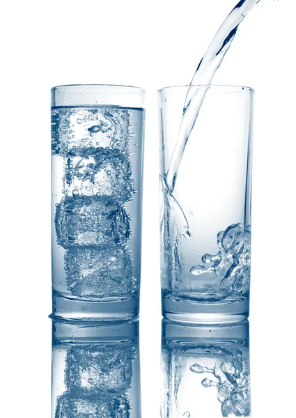 絶縁ガラスに新鮮な冷たい水を注ぐ — ストック写真