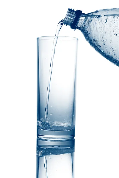 Derramamento de água fresca em um copo isolado — Fotografia de Stock