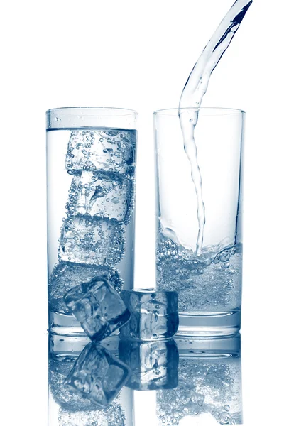 Vylévání čerstvé studené vody do sklenice, samostatný — Stock fotografie