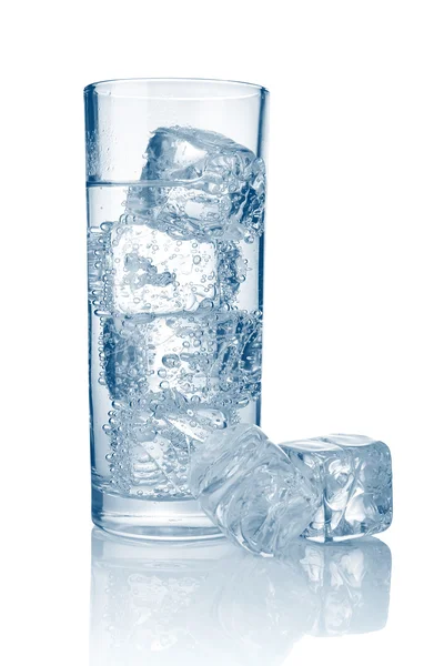 Copo cheio de água fresca e gaseificada com gelo isolado — Fotografia de Stock
