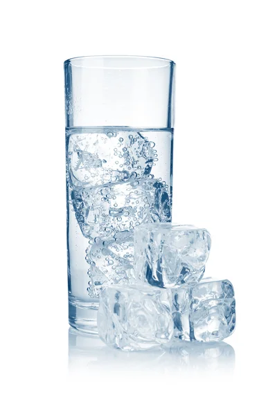 Copo cheio de água fresca e gaseificada com gelo isolado — Fotografia de Stock