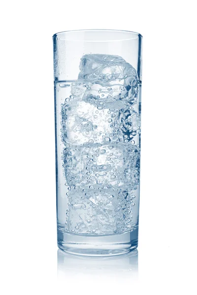 Plnou sklenici čerstvé chladné sycené vody s ledem, samostatný — Stock fotografie