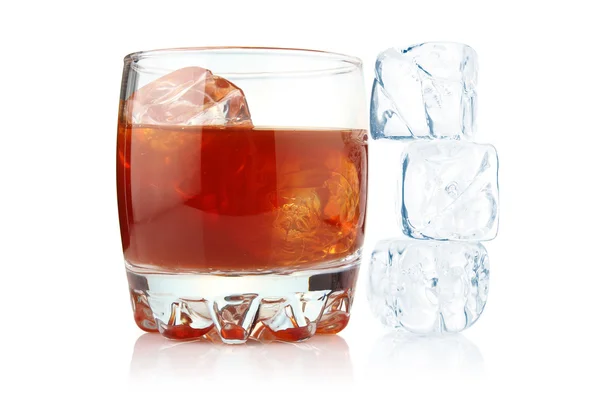 Glas Whisky mit Eiswürfeln isoliert — Stockfoto