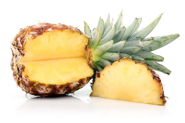 Owoc dojrzały ananas plastry na białym tle — Zdjęcie stockowe