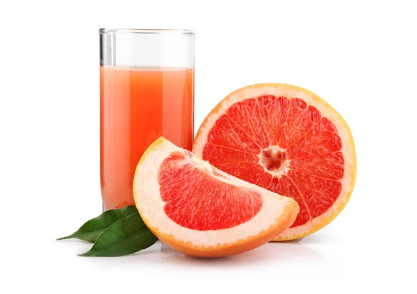 全玻璃的葡萄柚汁和孤立的水果 — 图库照片