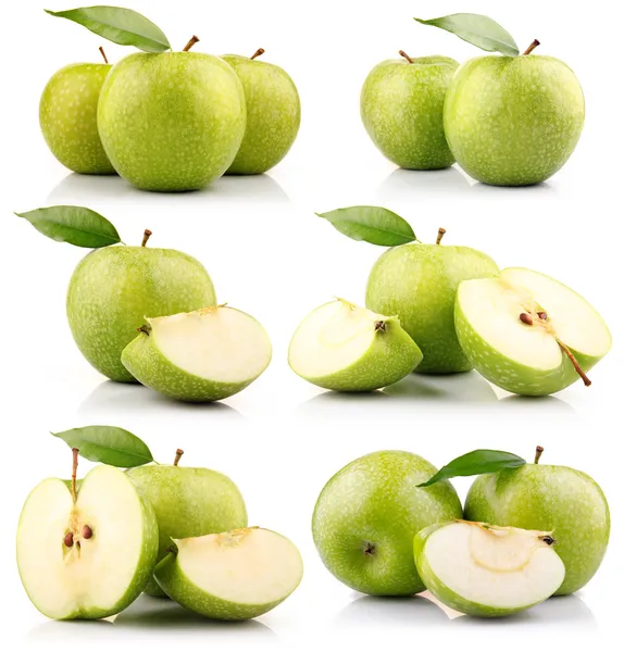 Набор зеленых яблочных фруктов с изолированными листьями — стоковое фото