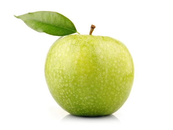 Rijpe groene appel fruit met blad geïsoleerd — Stockfoto