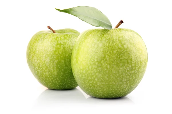 Спелые плоды зеленого яблока с изолированным листом — стоковое фото