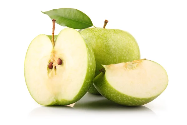Ovoce zralé zelené jablko s listy a plátky izolované — Stock fotografie