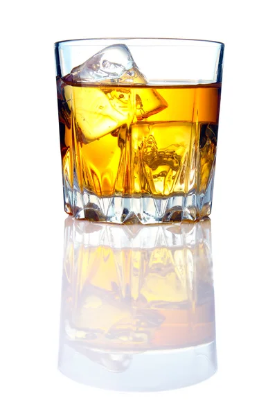 Whisky sklenice s kostkami ledu a odrazy — Stock fotografie