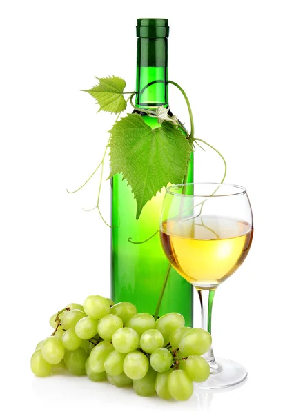 Garrafa de vinho com copo e ramo de uva isolado — Fotografia de Stock