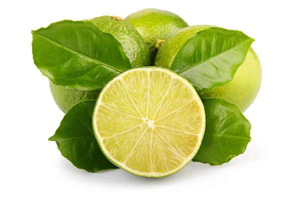 Cytryna dojrzałe owoce zielone liście na białym tle — Zdjęcie stockowe