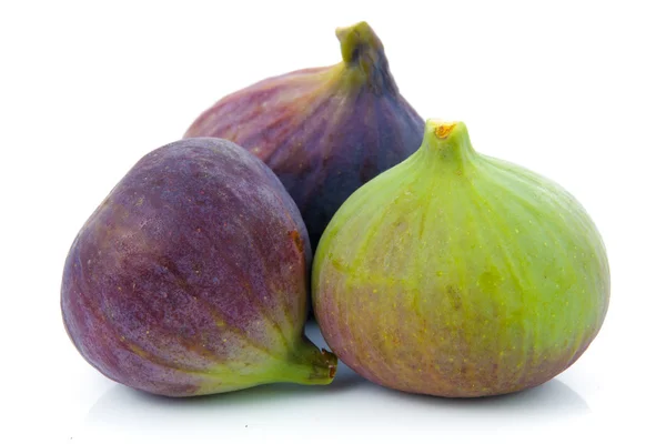 Frutto di fico maturo viola e verde isolato — Foto Stock