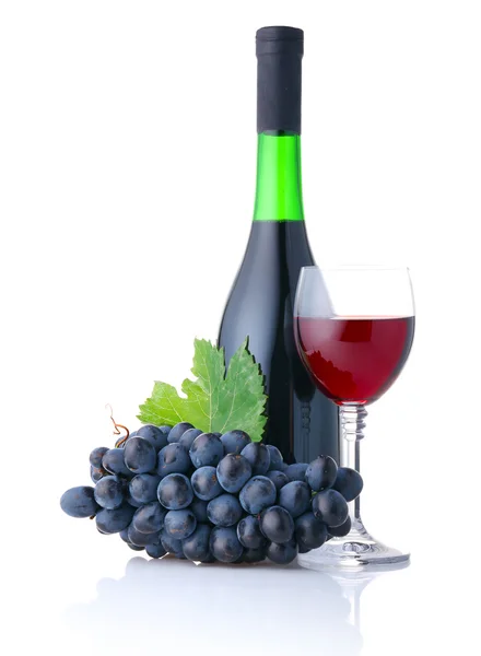 Sticlă și cupă de vin roșu cu banc de struguri izolat — Fotografie, imagine de stoc
