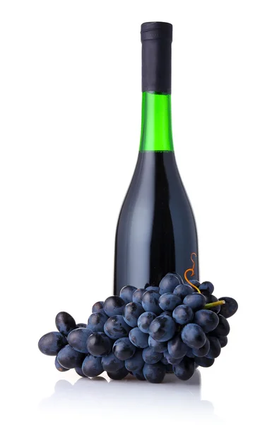 Bottle of red wine with bunch of grapes isolated on white — Stock Photo, Image