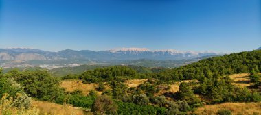 Mavi gökyüzü ile Türkiye'nin dağları Panoraması