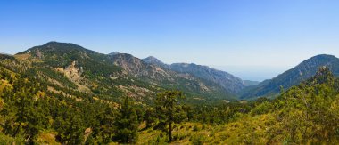 vadi arasında dağlar deniz manzaralı