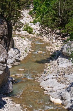 vadi arasında dağlar deniz manzaralı