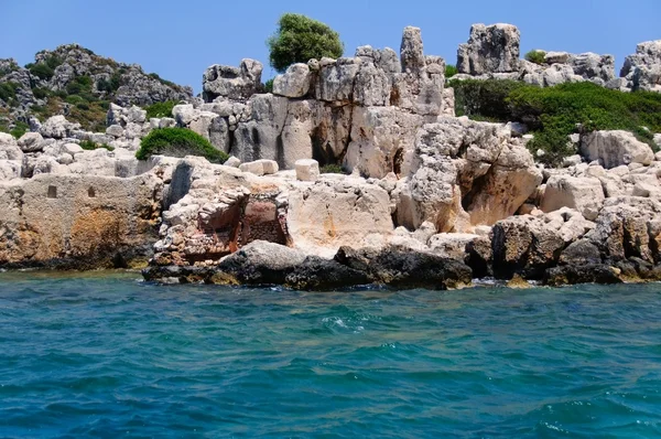 Restos de uma cidade antiga no mar — Fotografia de Stock
