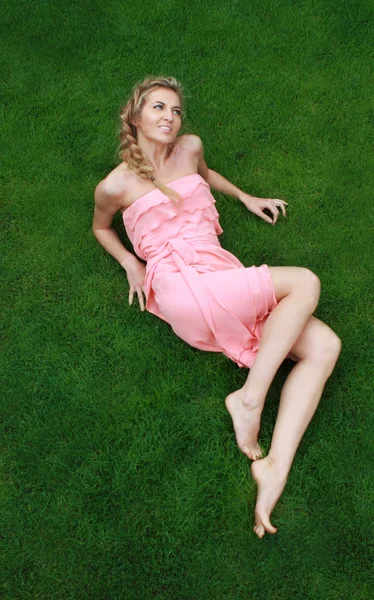 Młody atrakcyjny blond dziewczynka na zielonej trawie — Zdjęcie stockowe