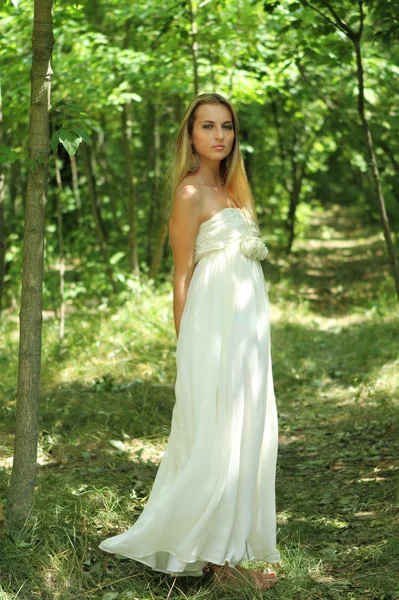 여름 숲에 금발 여자 — 스톡 사진