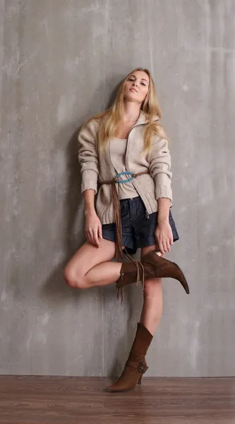 Junge modische blonde Mädchen — Stockfoto