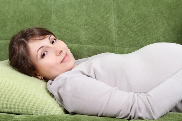 Genç hamile kadın kanepede rahatlatıcı — Stok fotoğraf