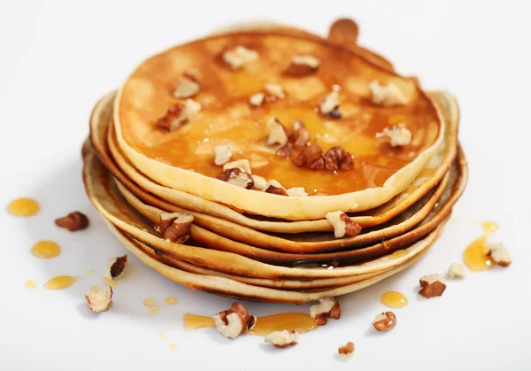 Heerlijke pannenkoeken met honing en walnoten — Stockfoto