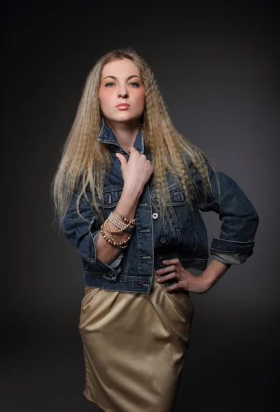 Porträt der schönen jungen blonden Mädchen — Stockfoto