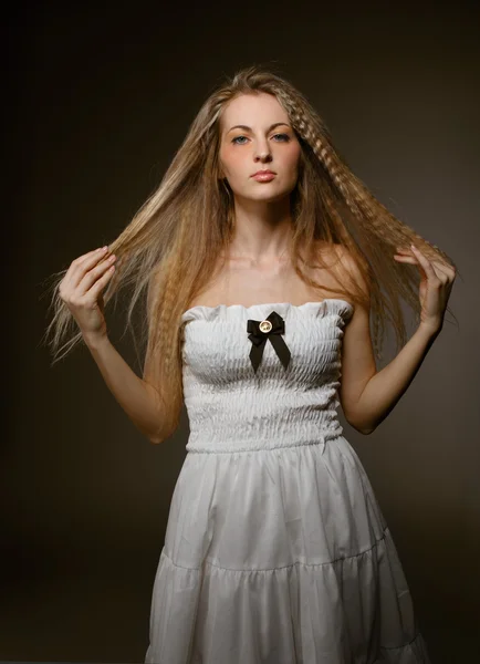 Портрет молодой блондинки с макияжем — стоковое фото
