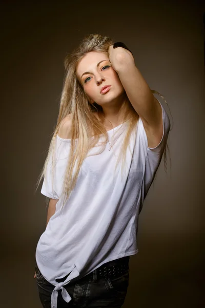 Portret młodej dziewczyny blond piękności — Zdjęcie stockowe