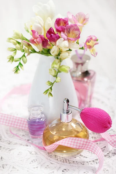 Vintage frascos de perfume e flores — Fotografia de Stock