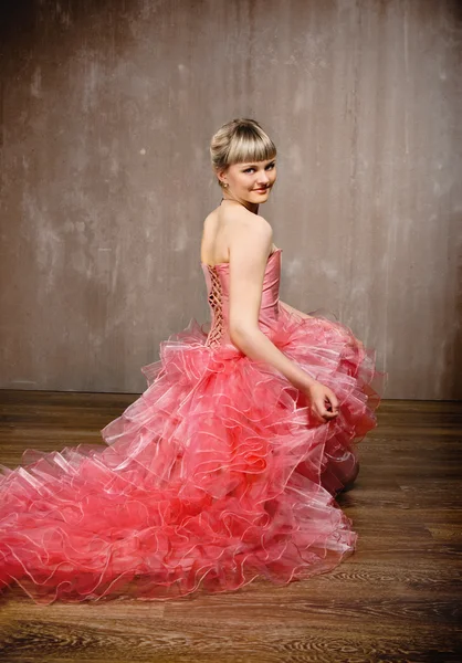 Schönheit junge Blondine im langen Kleid — Stockfoto