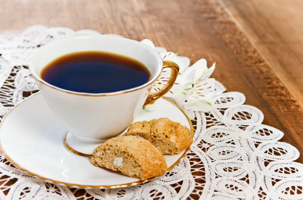 Cookies and coffee with flower — Stock Photo, Image
