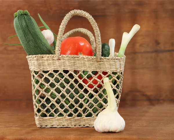 Stillleben mit Gemüsekorb — Stockfoto